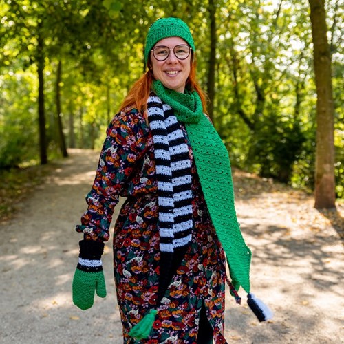 Yarn and Colors Black White and Bright Scarf Crochet Kit 087 Amazon