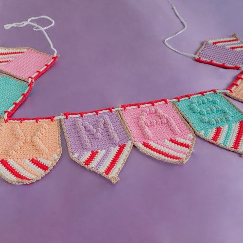 Haakpatroon Yarn and Colors Colorful Christmas Bunting