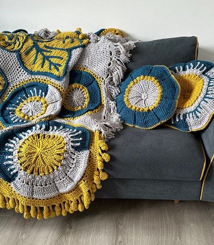 Floral Blooms Cushion 4 Yarn Pack - The Queen of Loops-3
