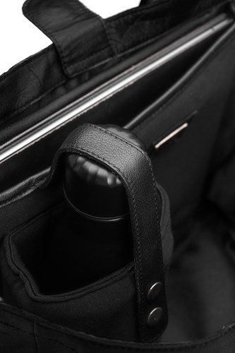 MUUD Hiba Black -  Handgemaakt leren shopper met opbergvakken 27x29cm detail b