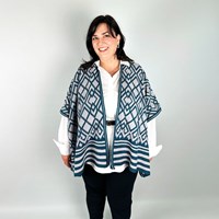 GeoChic Cape - The Queen of Loops Yarn and Crochet Kit