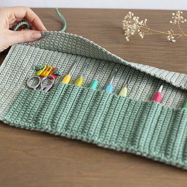 https://www.yarnplaza.com/resize/img_0574.jpg/0/1100/True/crochet-pattern-crochet-hook-roll-case-3.jpg