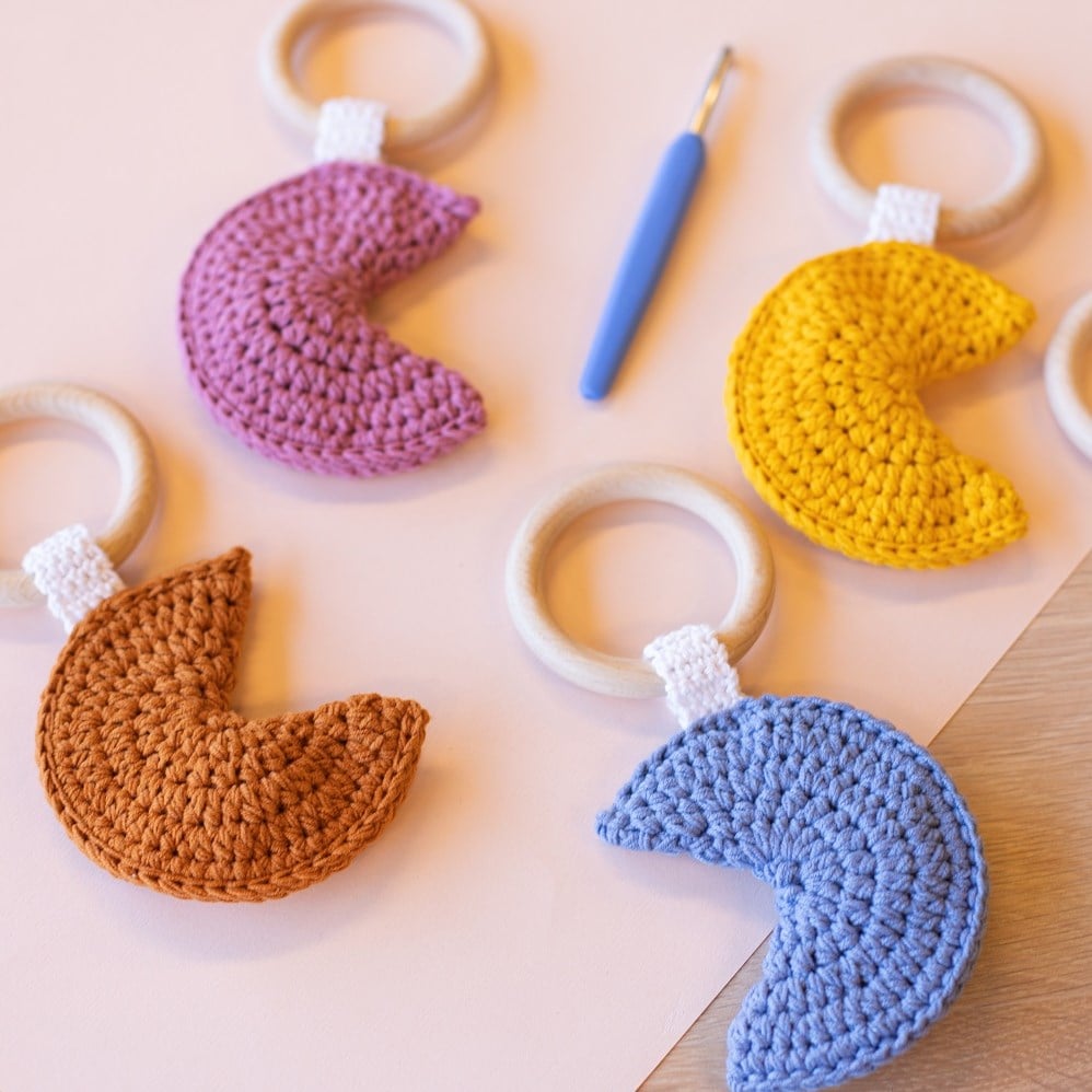 Moon keychain: Crochet pattern