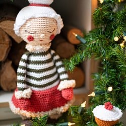 Crochet Pattern Mrs. Claus with Christmas Cake