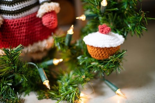 Crochet Pattern Mrs. Claus with Christmas Cake-3