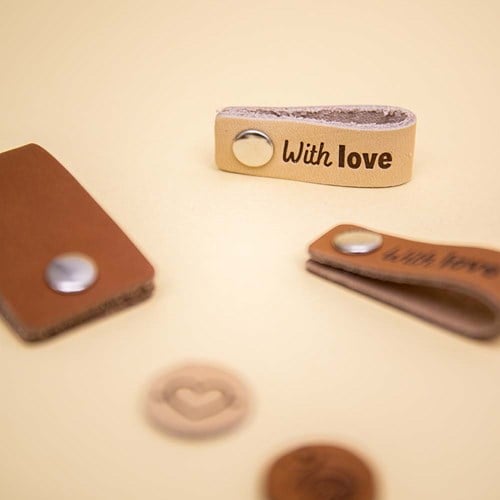 Durable leren labels
