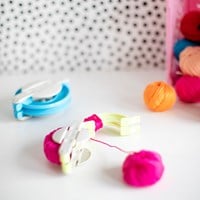 Clover Pom-Pom Maker – Lion Brand Yarn