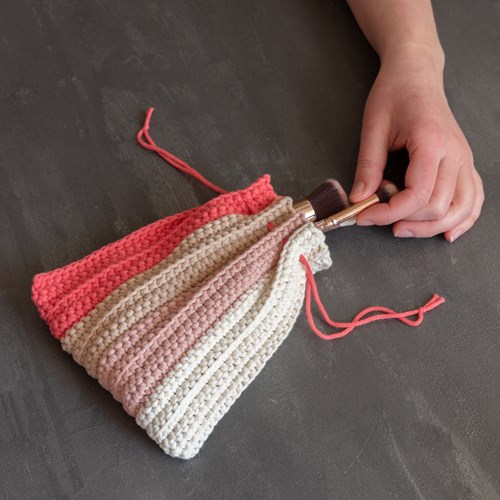 Yarn and Colors Ruffle Pouch Crochet Kit 041 Coral-2