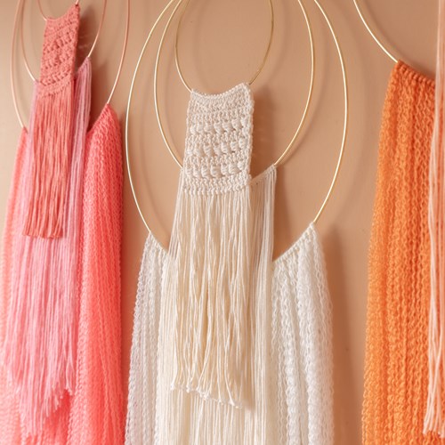 Yarn and Colors Three is a Charm Wall Hanging 2.0 040 Pink Sand Macramé Kit