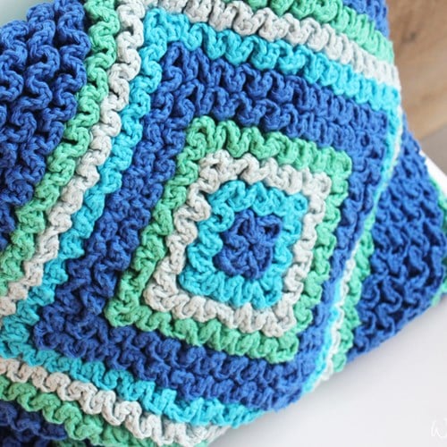 Crochet pattern cushion in Wiggly stitch