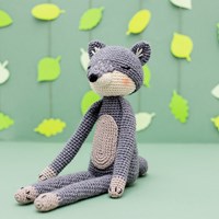 Yarn and Colors Faye Fox / William Wolf Crochet Kit 097 Shadow